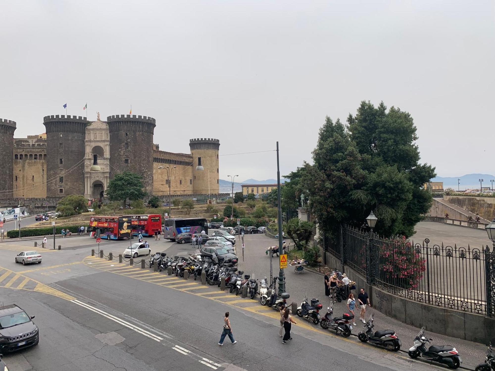 Residence Gli Angioini Srl Naples Extérieur photo